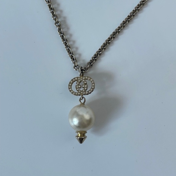 GUCCI | INTERLOCKING G PENDANT NECKLACE W/ FAUX PEARL | GOLD - Picture 2 of 6